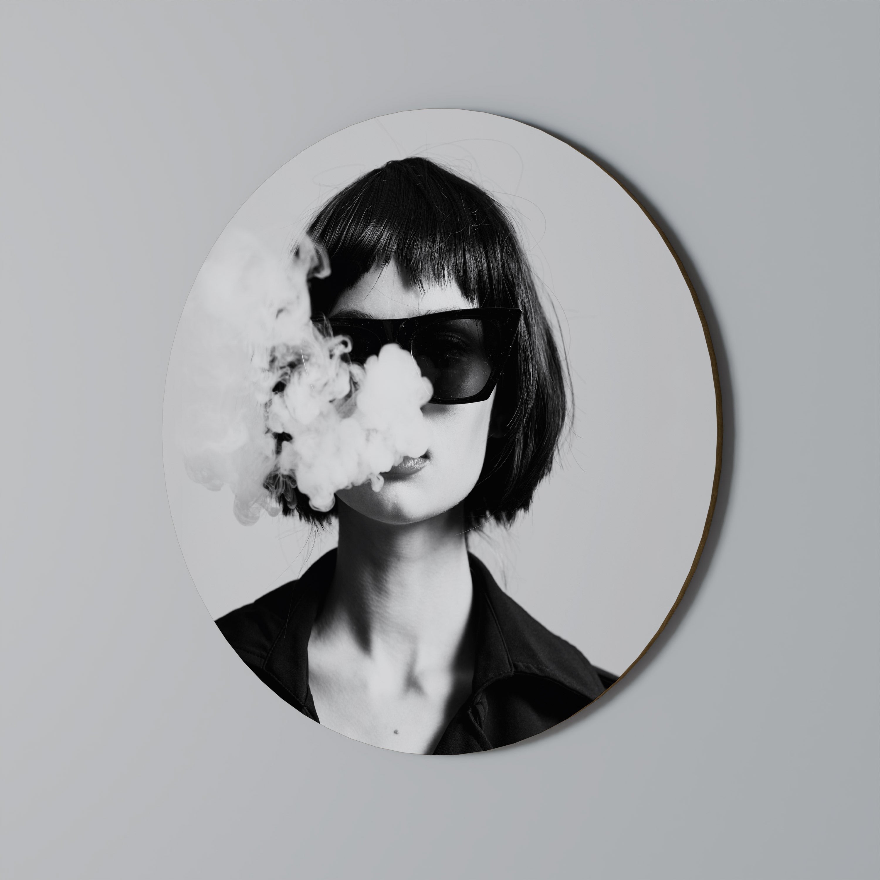 SMOKY BELLE Round Wall Art