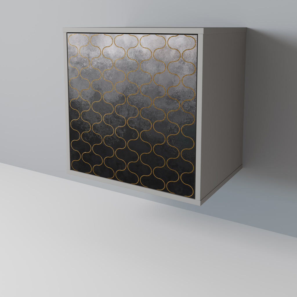 Aparador de una puerta con diseño teselado grisáceo y acabado gris.