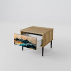 OMINOUS MOUNTAINS Mesita de Noche en Efecto Roble