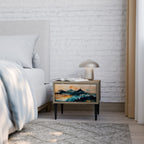 OMINOUS MOUNTAINS Mesita de Noche en Efecto Roble