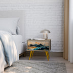 OMINOUS MOUNTAINS Mesita de Noche en Efecto Roble