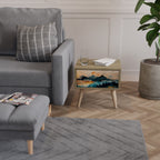 OMINOUS MOUNTAINS Mesita de Noche en Efecto Roble