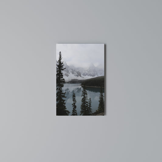 MISTY FOREST BOUNDARIES Cuadro en lienzo vertical