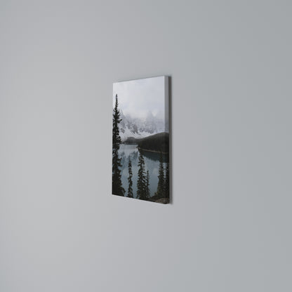 MISTY FOREST BOUNDARIES Cuadro en lienzo vertical