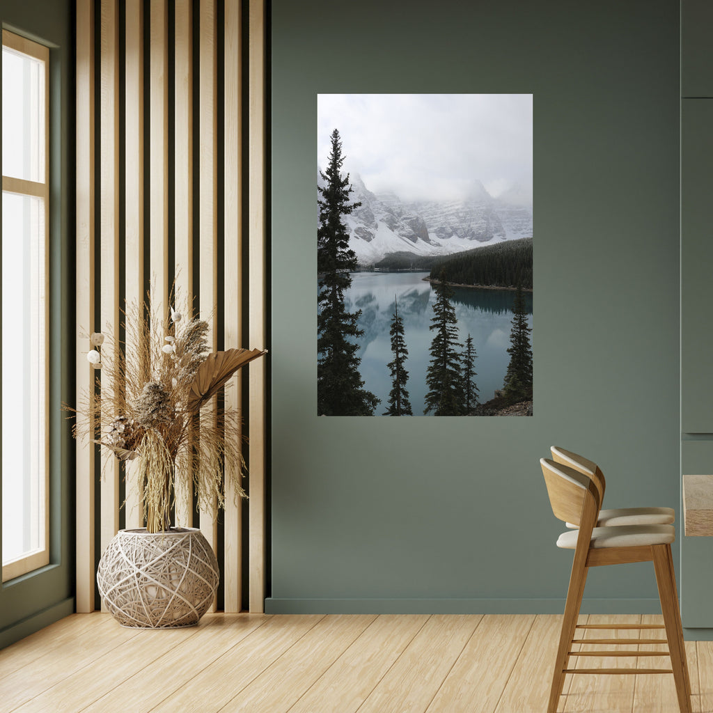 Póster vertical autoadhesivo Misty Forest Booundaries