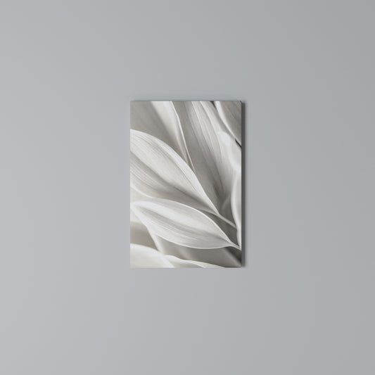 WHISPERS OF WHITE Cuadro en lienzo vertical