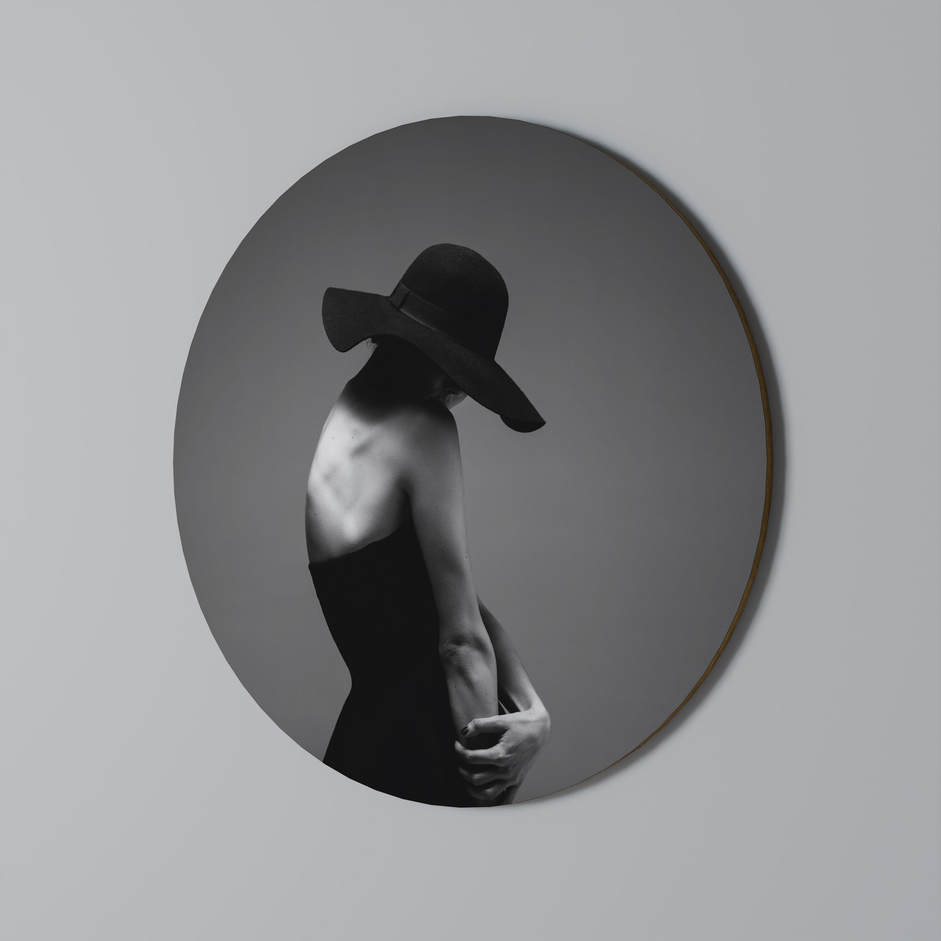 SILHOUETTE OF MYSTERY Round Wall Art