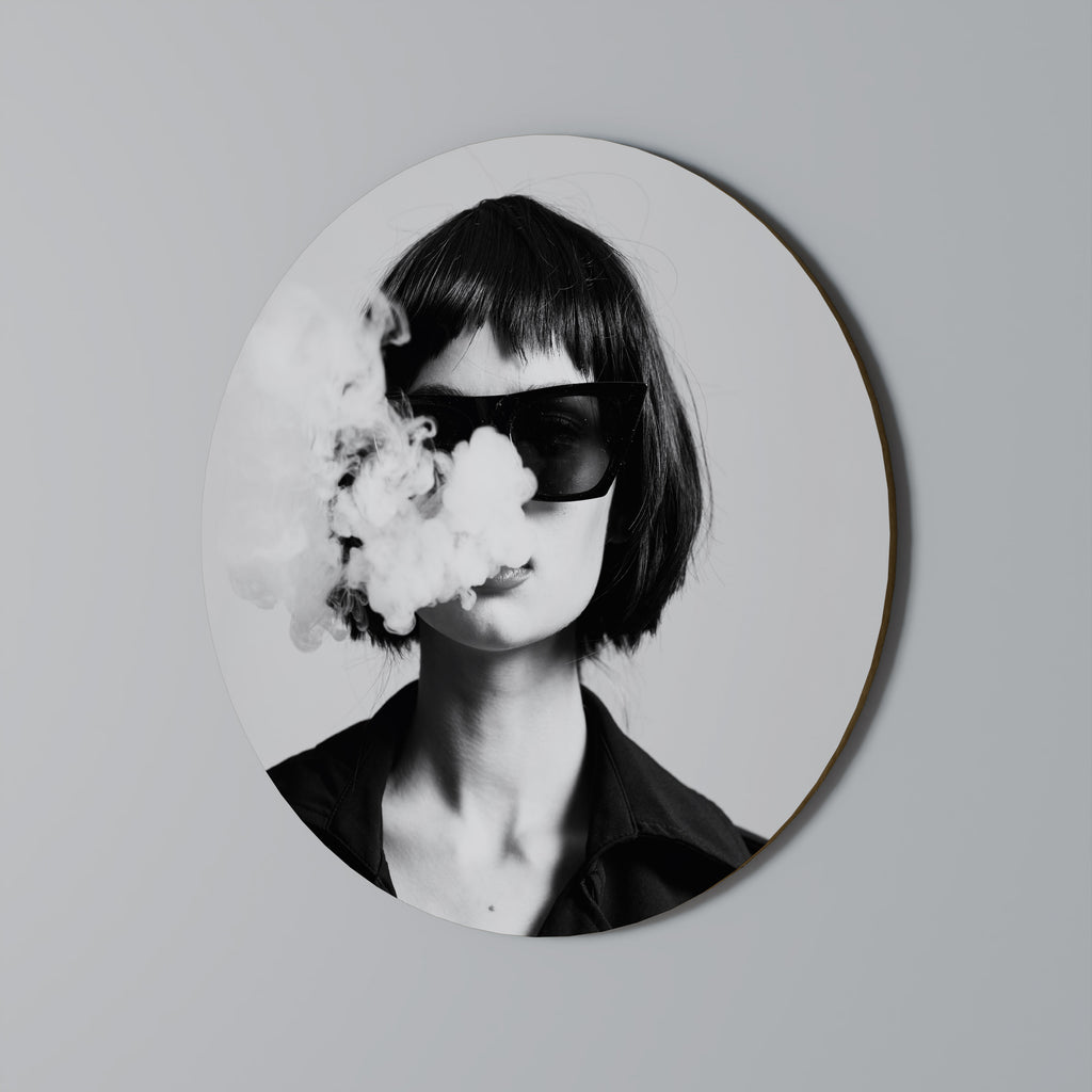 SMOKY BELLE Round Wall Art