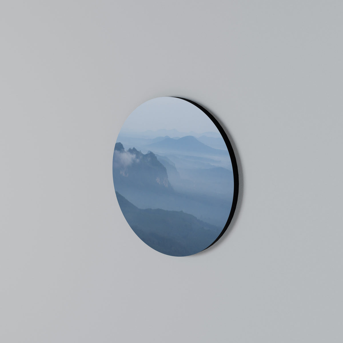 MISTY MOUNTAIN WHISPER Arte de pared redondo