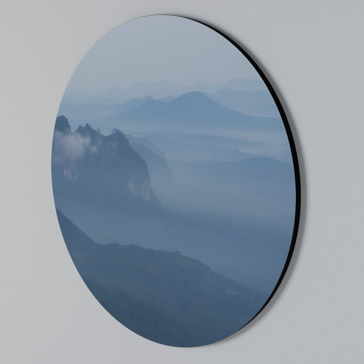 MISTY MOUNTAIN WHISPER Arte de pared redondo