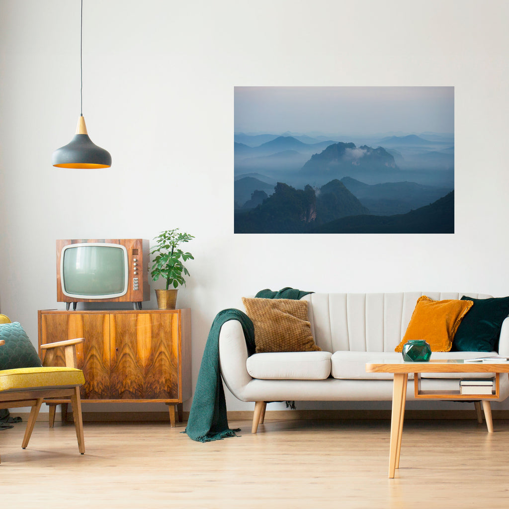 SUSURRO DE LA MONTAÑA BRUMOSA Póster horizontal autoadhesivo