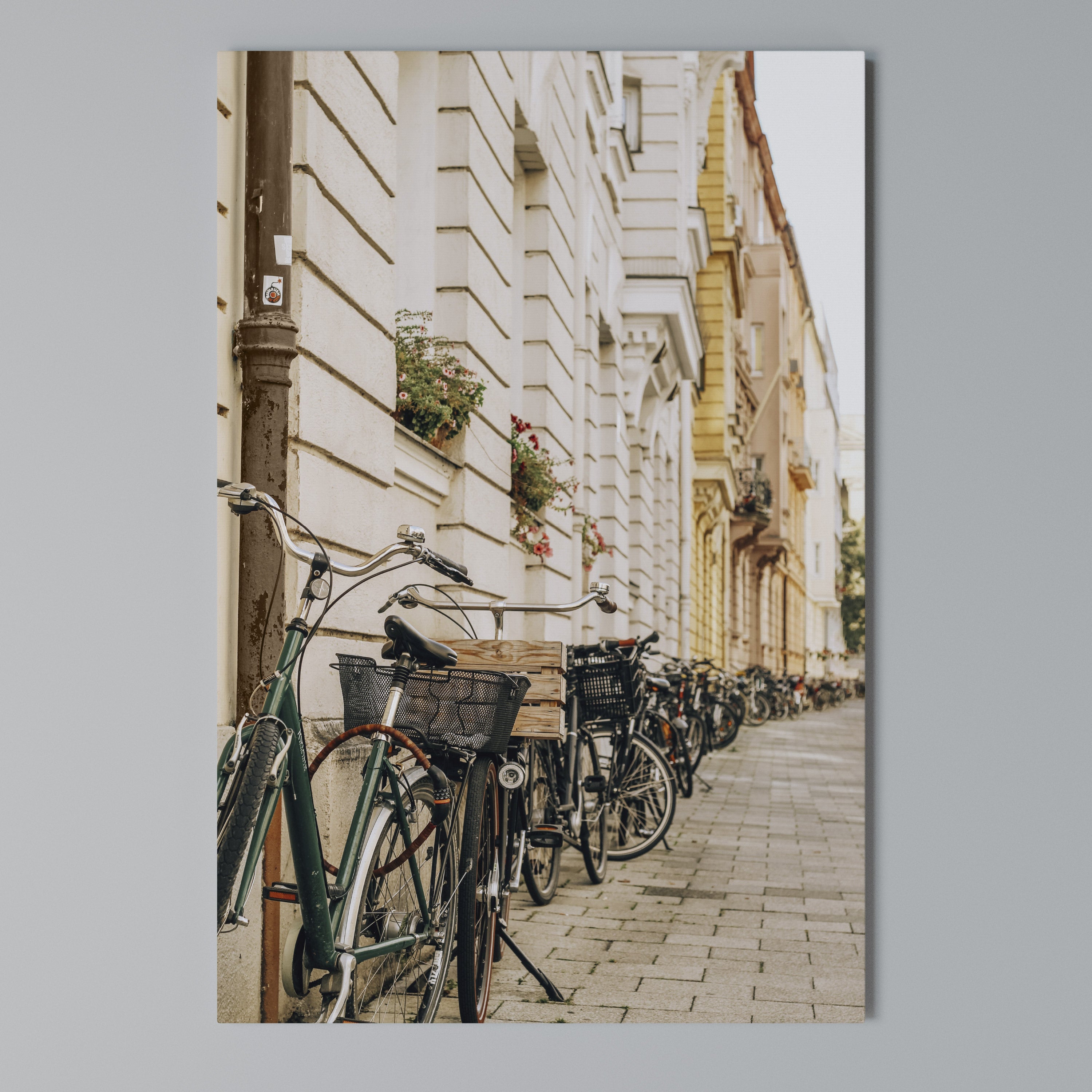 URBAN CYCLE HAVEN Cuadro en lienzo vertical