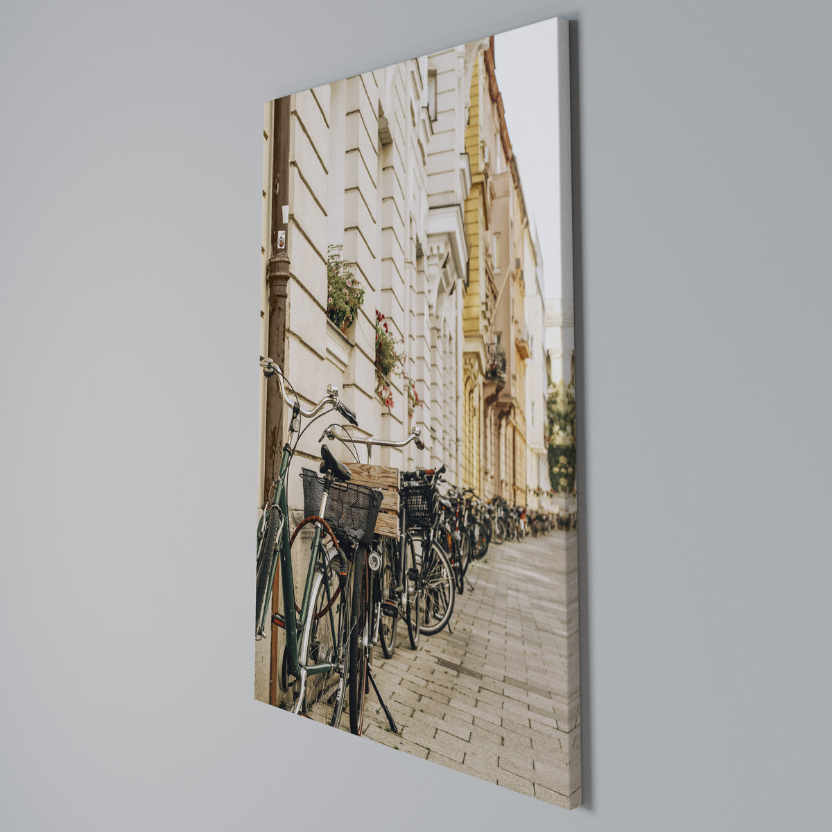 URBAN CYCLE HAVEN Cuadro en lienzo vertical