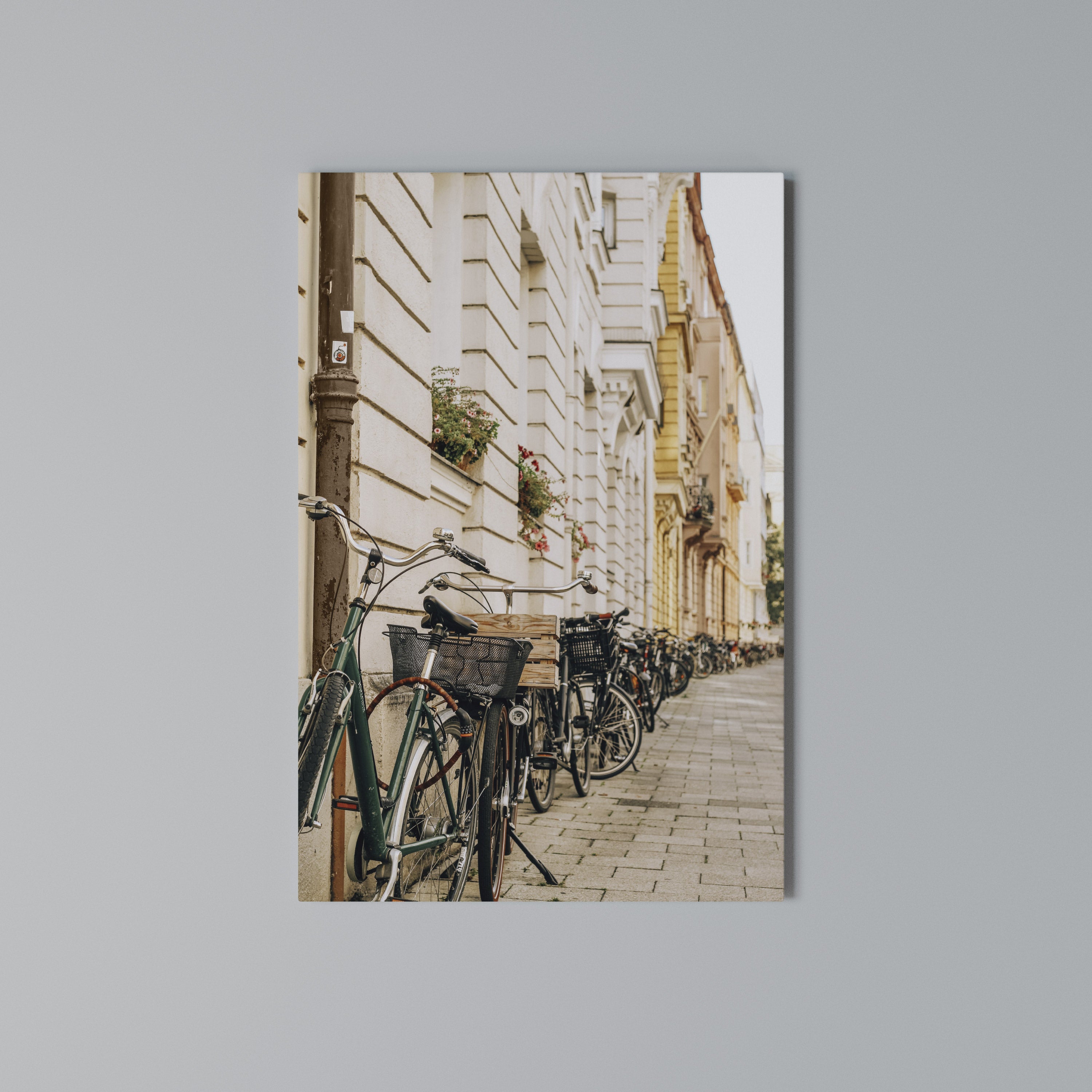 URBAN CYCLE HAVEN Cuadro en lienzo vertical