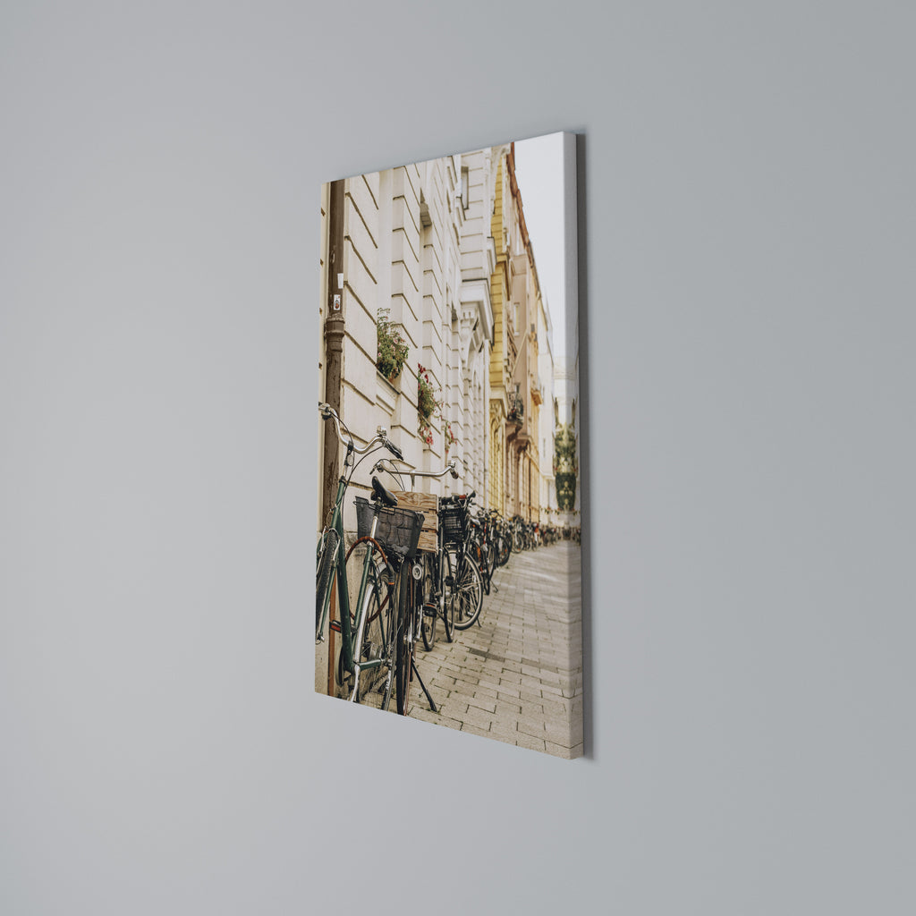 URBAN CYCLE HAVEN Cuadro en lienzo vertical