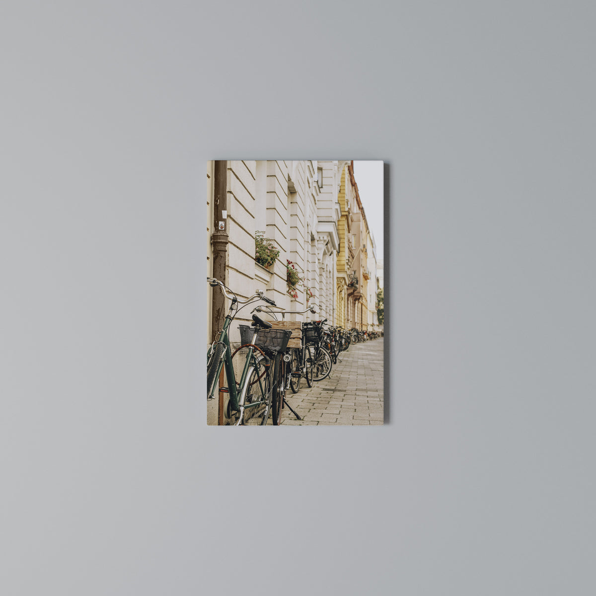 URBAN CYCLE HAVEN Cuadro en lienzo vertical