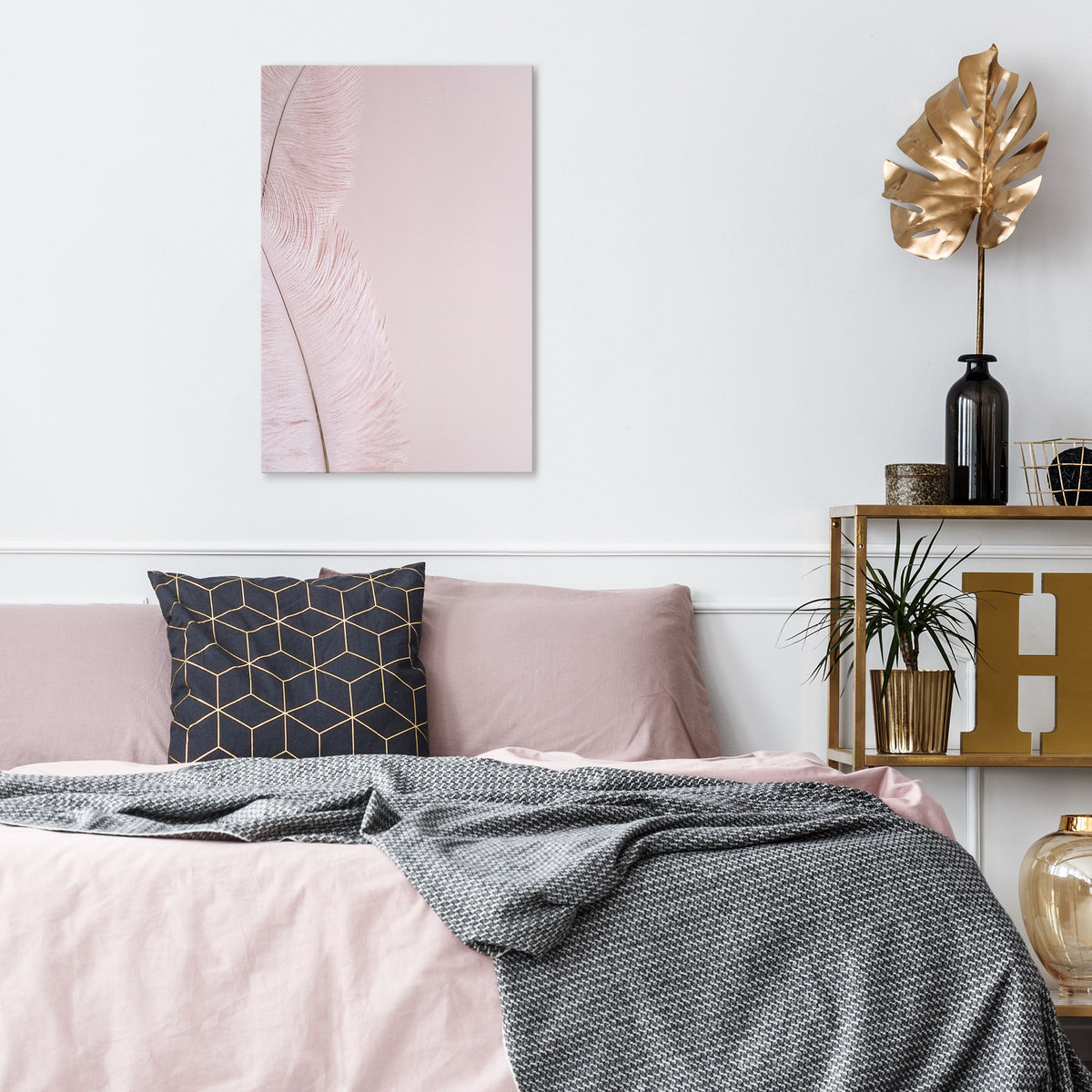 WHISPERING PINK FEATHERS Cuadro en lienzo vertical