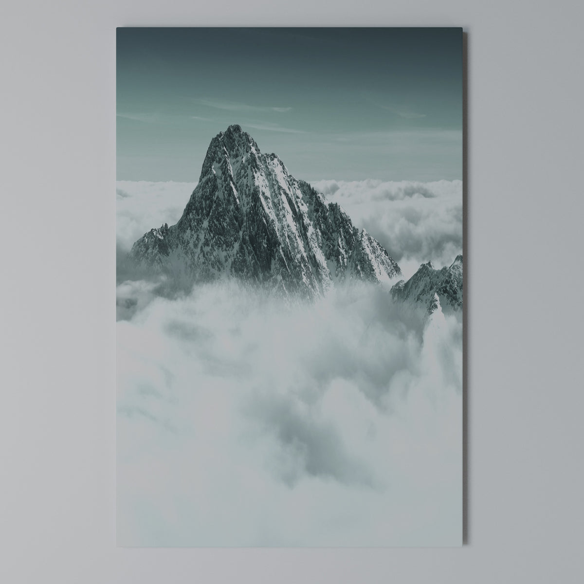 CLOUD-KISSED PEAK Cuadro en lienzo vertical