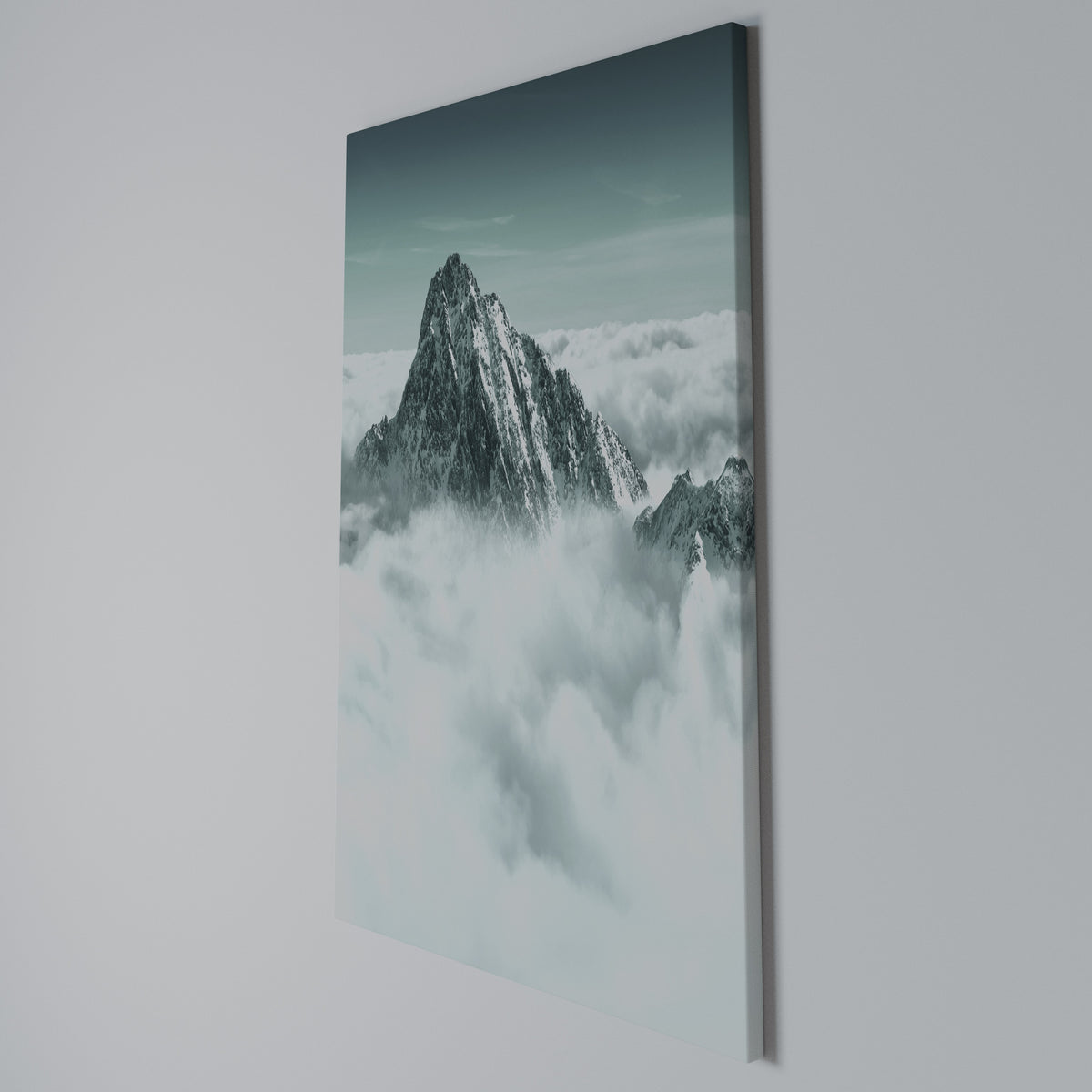 CLOUD-KISSED PEAK Cuadro en lienzo vertical