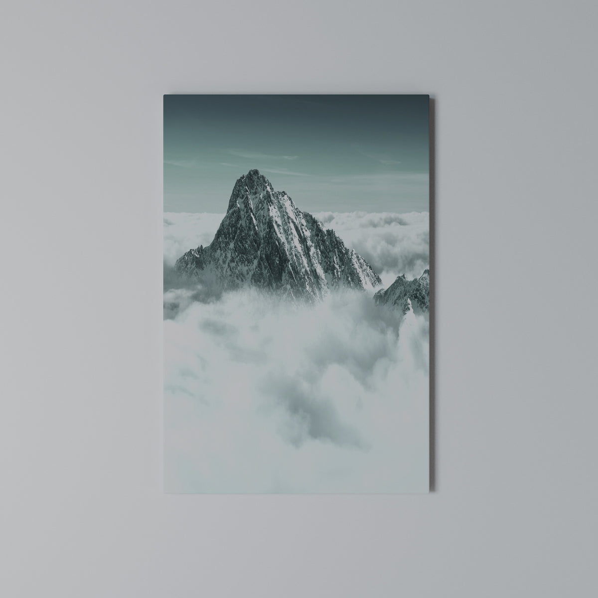CLOUD-KISSED PEAK Cuadro en lienzo vertical