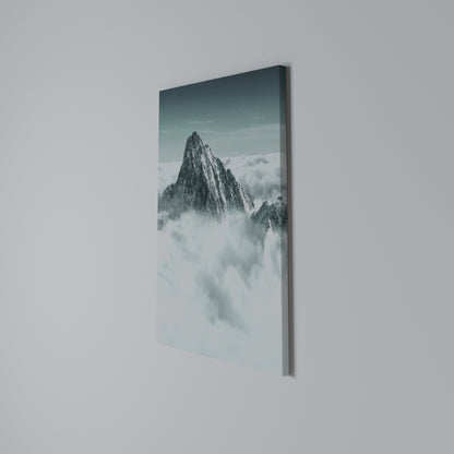 CLOUD-KISSED PEAK Cuadro en lienzo vertical
