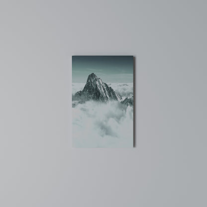 CLOUD-KISSED PEAK Cuadro en lienzo vertical