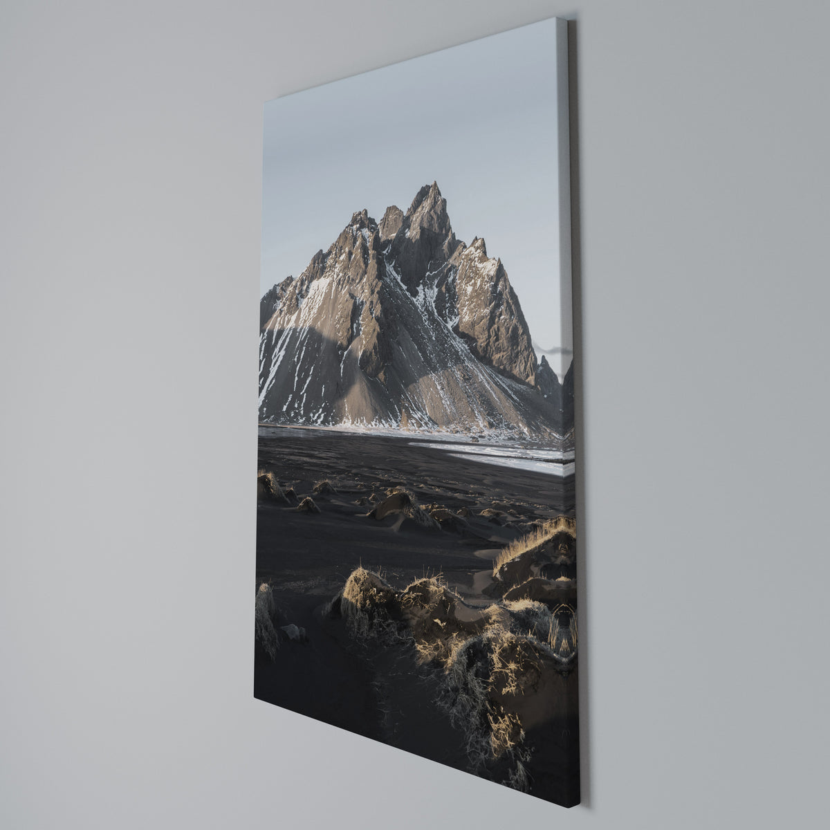 ECHOES OF TIMELESS HEIGHTS Cuadro en lienzo vertical