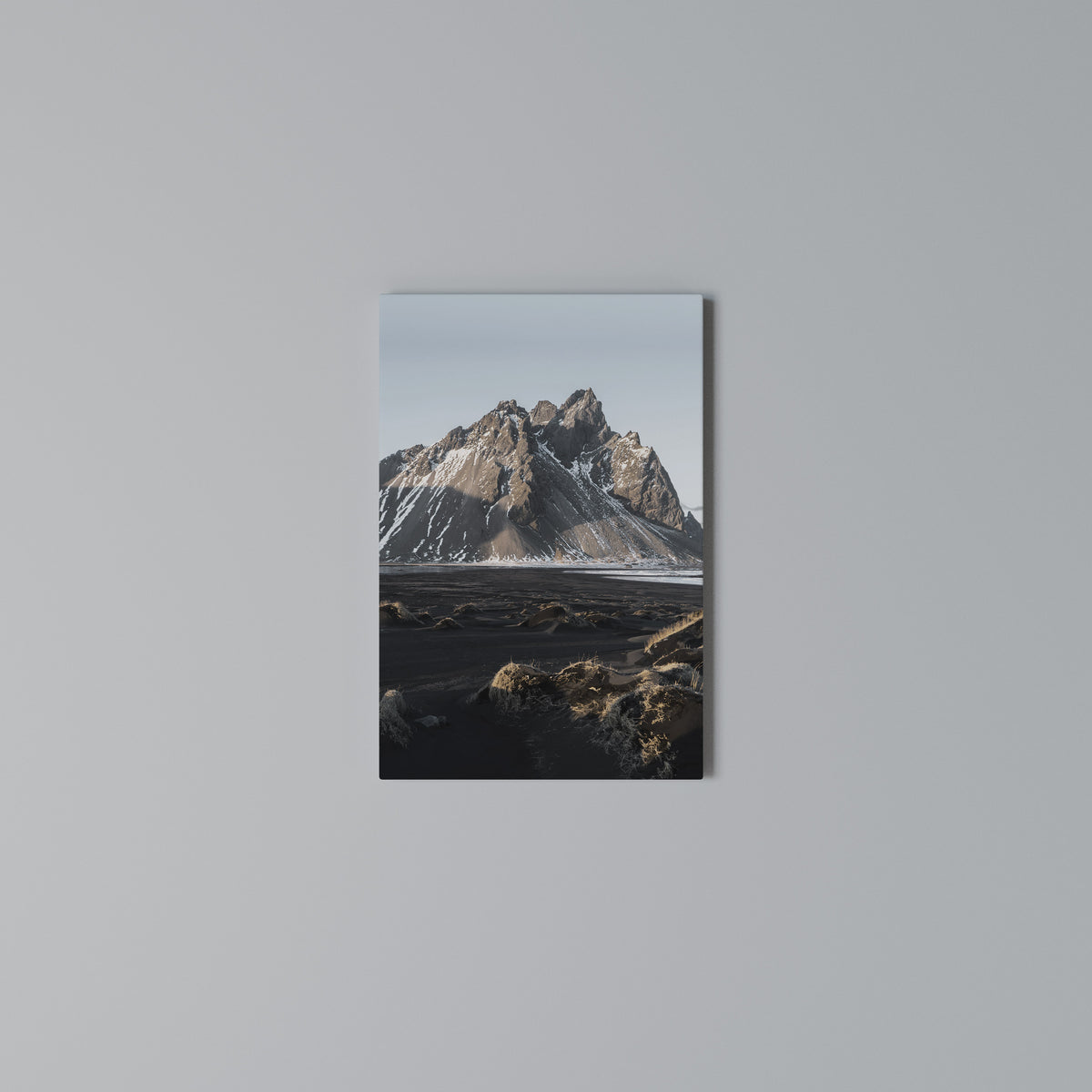 ECHOES OF TIMELESS HEIGHTS Cuadro en lienzo vertical
