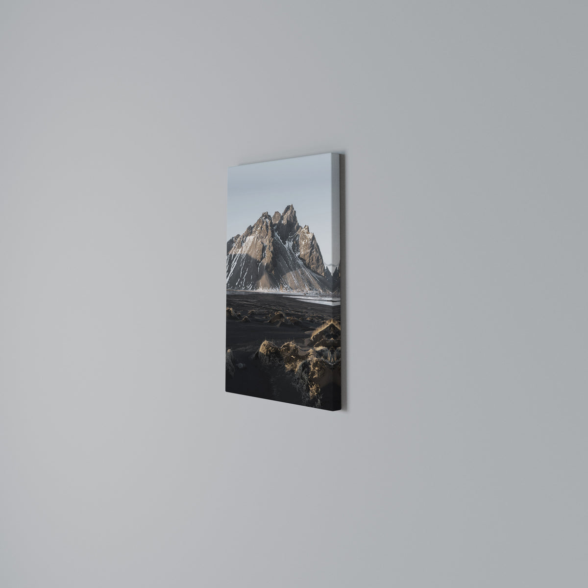 ECHOES OF TIMELESS HEIGHTS Cuadro en lienzo vertical