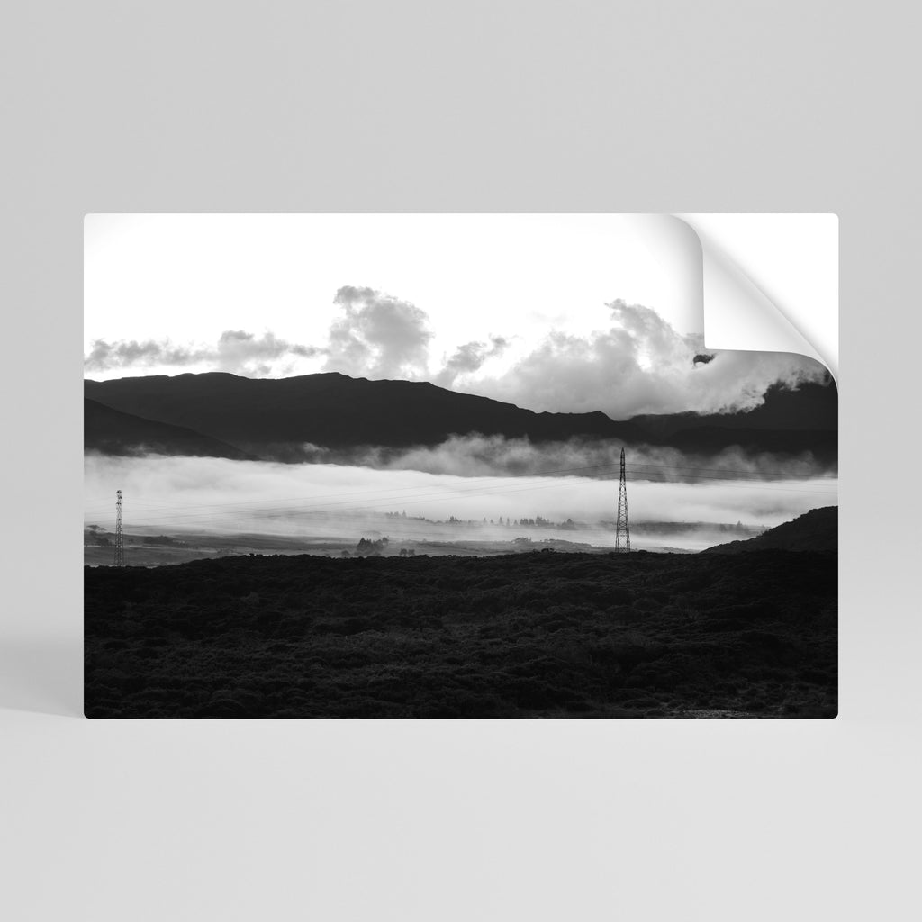 Póster horizontal autoadhesivo RESPLANDOR DE LA MONTAÑA BRUMOSA