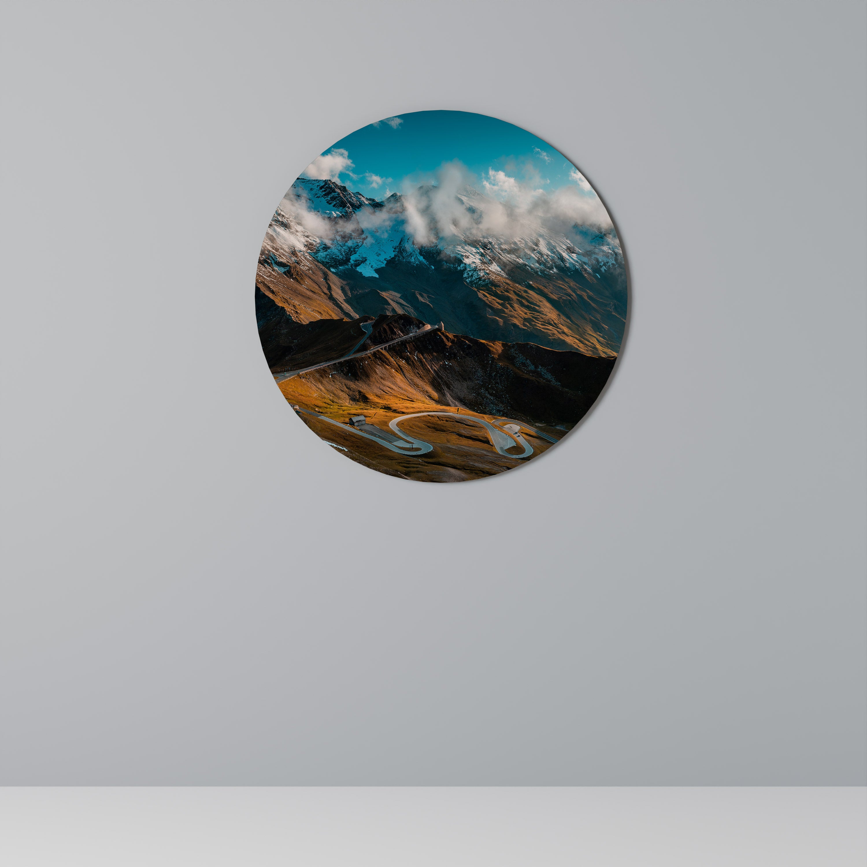 MOUNTAIN SERPENTINE Round Wall Art