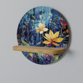 MIDNIGHT BLOSSOM Estante Redondo Decorativo en Efecto Roble