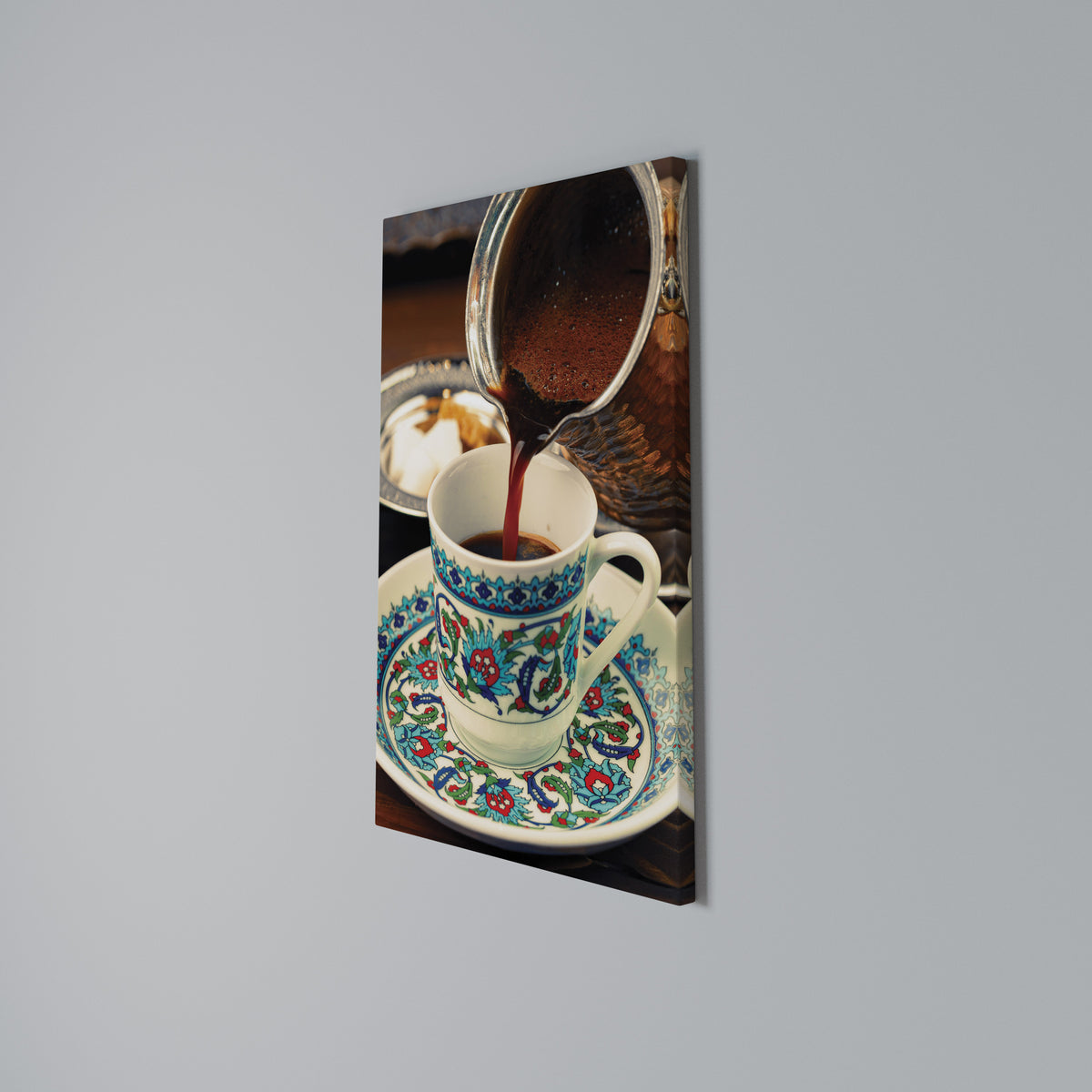 TRADITION IN A CUP Cuadro en lienzo vertical