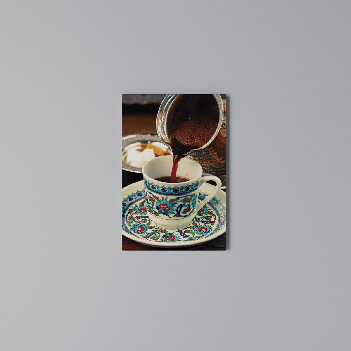 TRADITION IN A CUP Cuadro en lienzo vertical