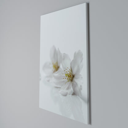 FLEETING WHITE PETALS Cuadro en lienzo vertical