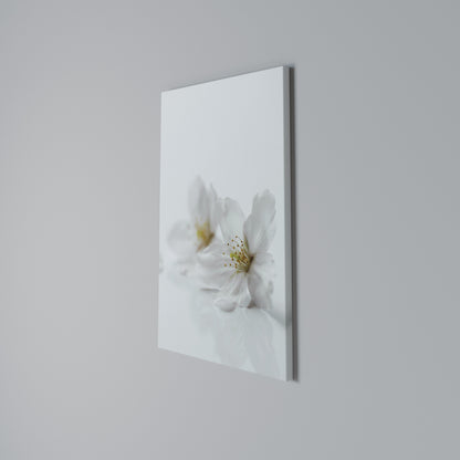 FLEETING WHITE PETALS Cuadro en lienzo vertical