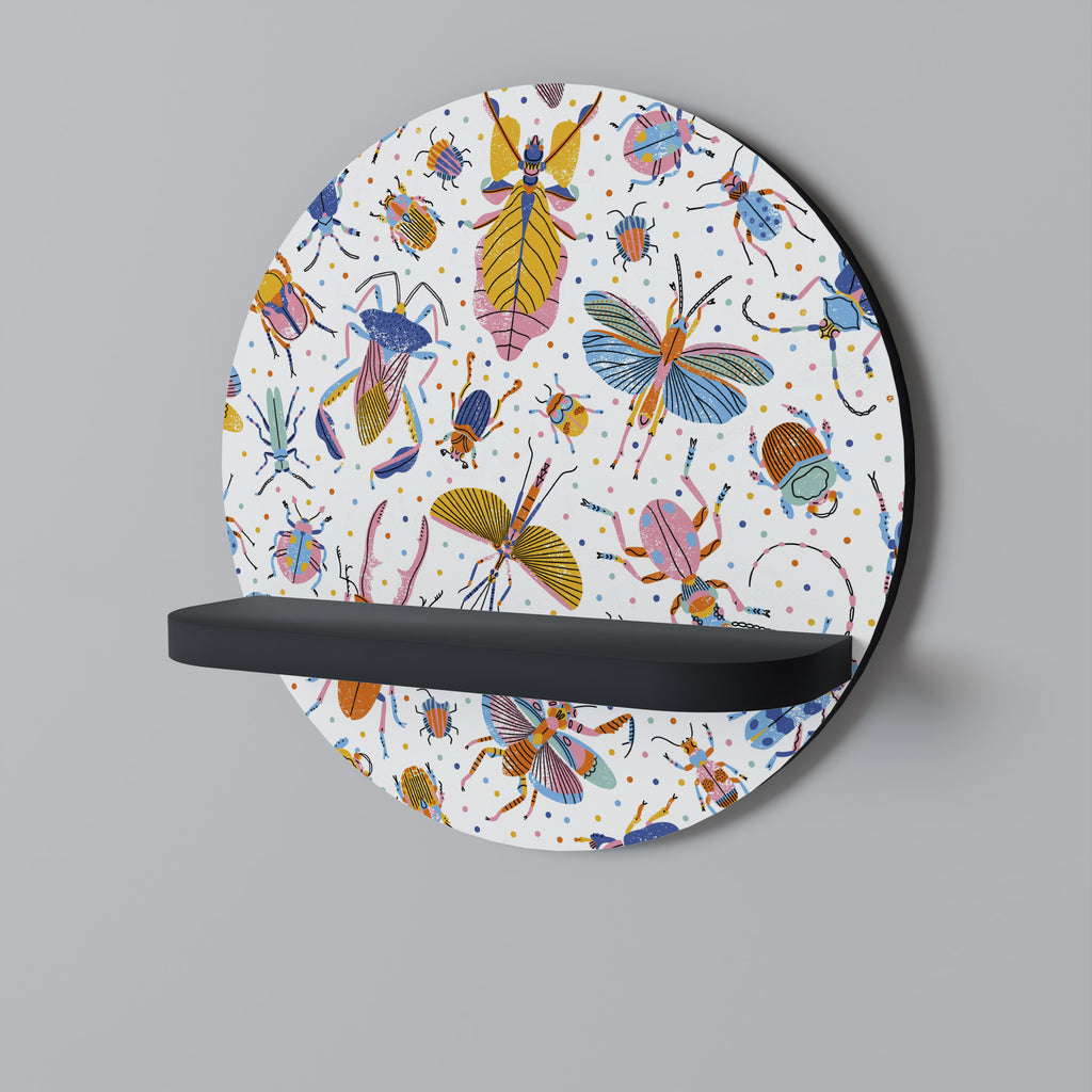 Estantería de arte redonda con diseño de insectos de colores en acabado negro
